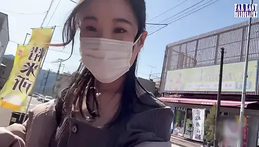 Kalabalık gözlerin dik uçlarında ateşli, sıkı bir tepenin ateşlendiği çıplak meme yürüyüşü faz.1