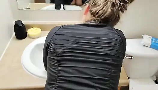 Ngentot nyepong kontol istri sange di kamar mandi pulang pesta