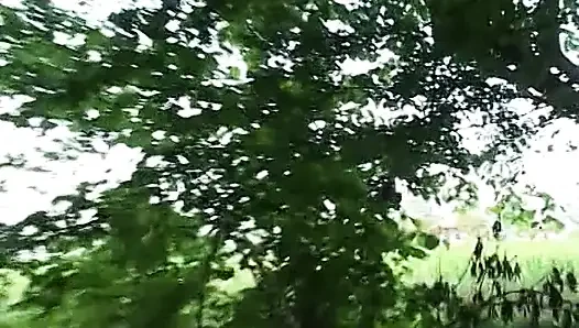İtalyan amatör esmer kırsalda iki yarakla sikişiyor