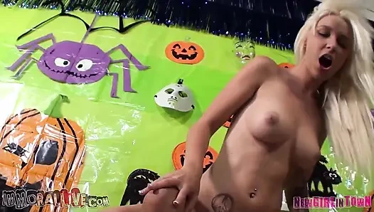 Şok oldum - sarışın zonk mümkün olduğundan daha fazla fışkırtıyor