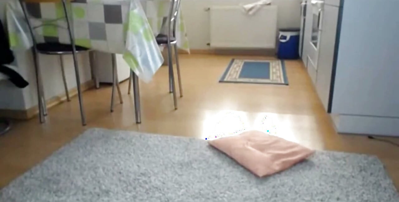 라이브 웹캠에서 엉덩이를 깜박이는 섹시한 소녀
