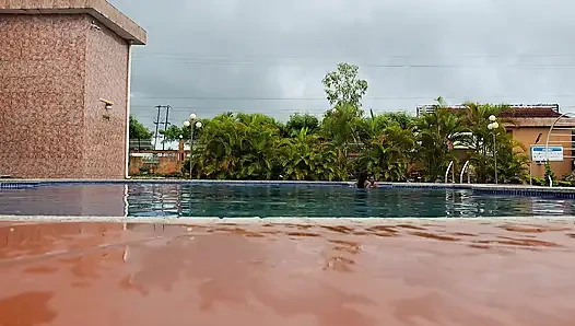 Cewek sange ini dientot habis-habisan sampai orgasme dua kali di kolam renang