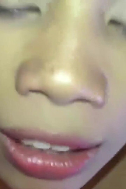 Asiansexdiary çılgın Asyalı kız yabancıyı memnun ediyor