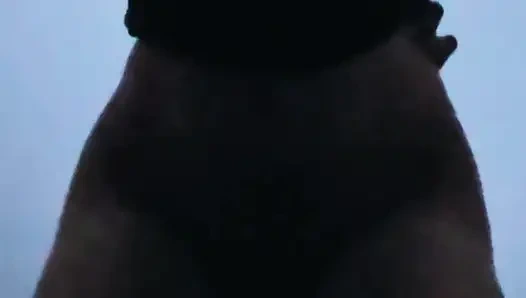 Миниатюрную филиппинку трахают в публичной ванной, еще стонет и грязно говорит