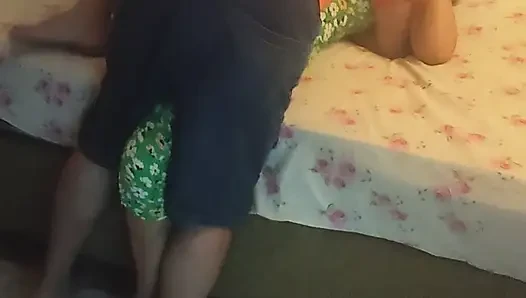 Sie kam, während ich das Haus staubsaugen machte, leckte meine nasse muschi und schob ihren schwanz nach innen.