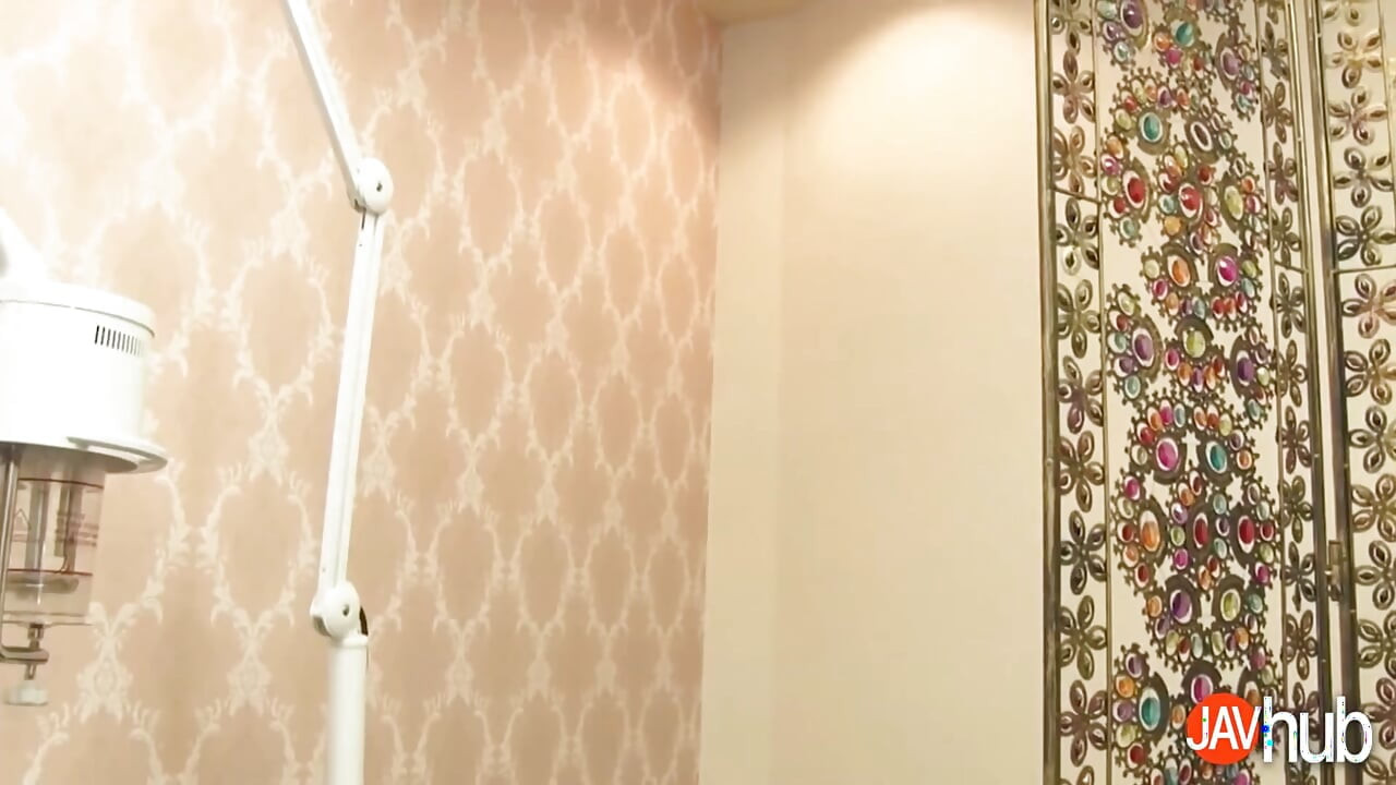 Hitomi Ohashi sensuell massasjeøkt fører til en kuktur