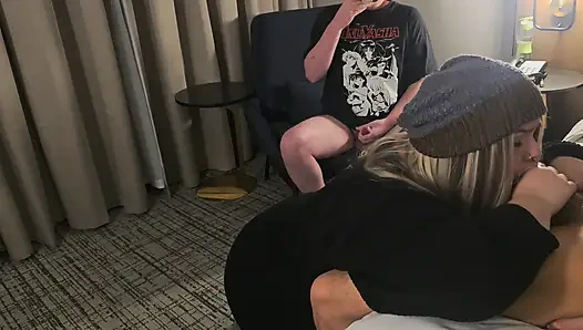 İlk kez onu aldatıyor ve ilk kez büyük bir yarakla