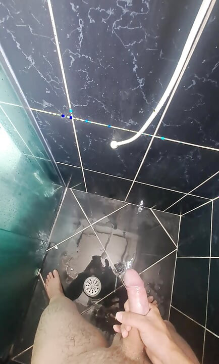 Handjob im badezimmer sehr reich und lecker