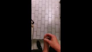 Énorme éjaculation dans les toilettes publiques
