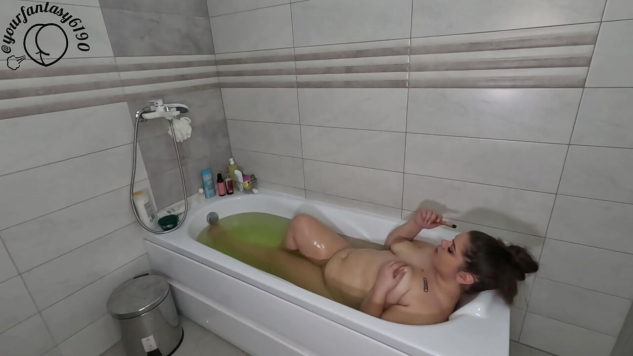 Grandota se masturba mientras se toma un baño caliente y vapea