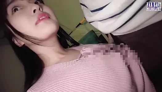 Utangaç j fincanı ile gizli sıkma mutluluk sinsi bir bitiş aşaması için büyük kıvrımlarını gizliyor.3