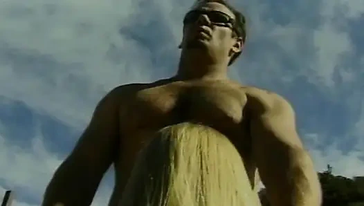 Havuz başında ateşli sarışın bebek için yüze boşalma