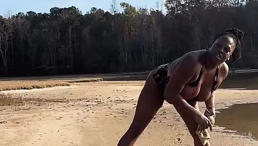 ZENCI GENÇ ERKEK AVCıSı MAYOYLA PLAJDA TWERK YAPıYOR