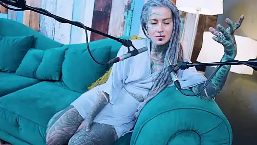 Ich spreche über L - LOVE - ASMR podcast SFW spricht goth dünnes mädchen dreadlocks tattoo-modell inked mädchen