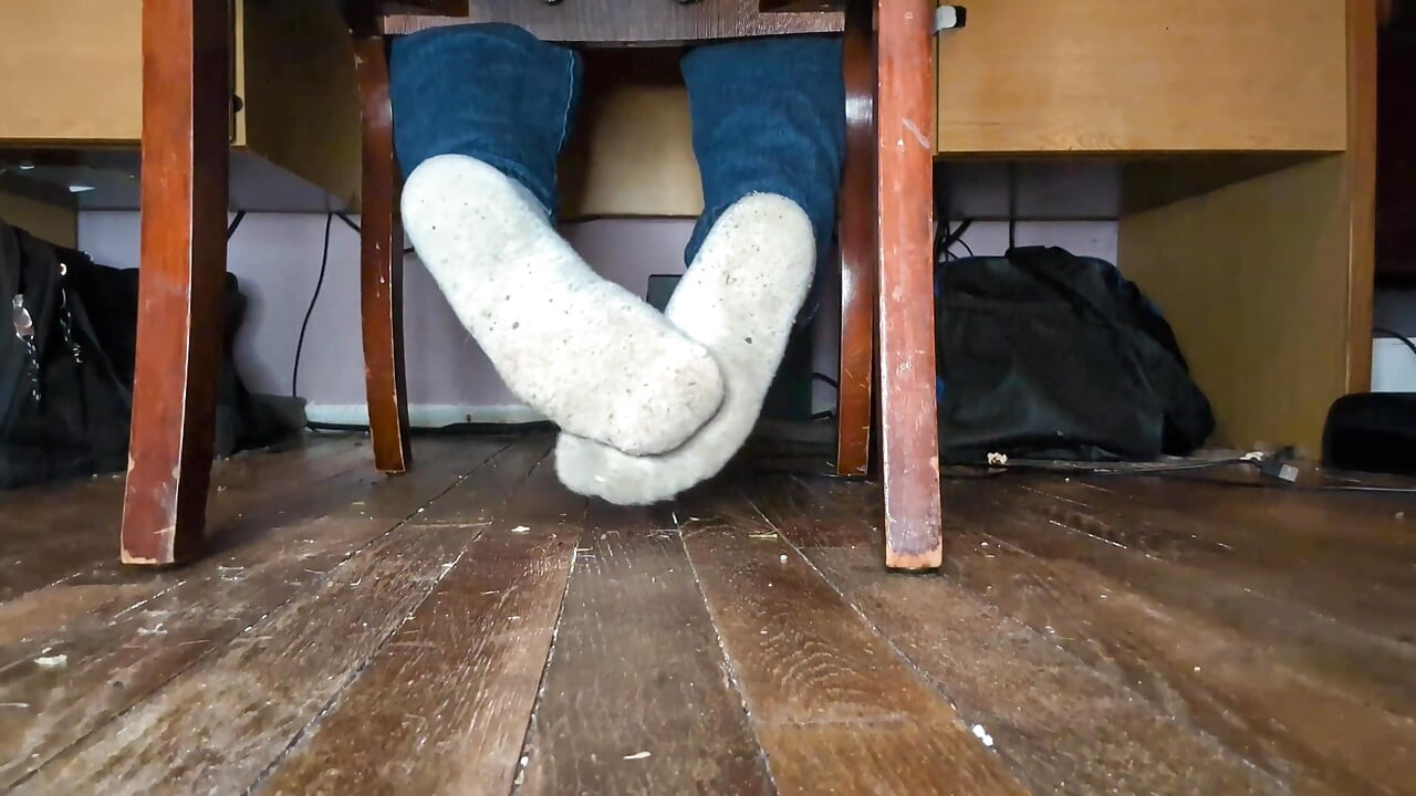 Pov bạn cùng phòng femboy của bạn trêu chọc bạn bằng lòng bàn chân của họ (phiên bản sơn)