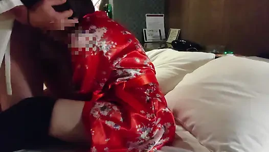 Ich habe sie in einem roten Kimono verführt, und nachdem sie ihrem Cunnilingus gegeben hatte, penetrierte sie mich von hinten und brachte mich in sie zum kommen