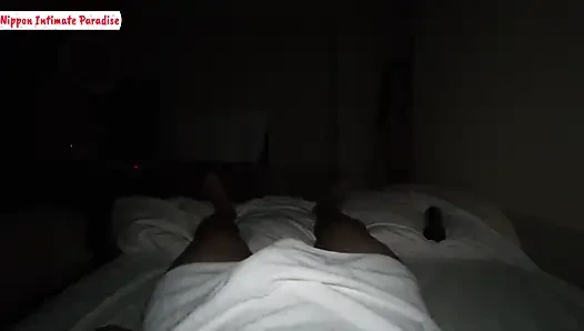 Salya ile ıslak derin öpücük, daha da ateşli oluyor. Seks çektikten sonra otelde kalıyoruz!