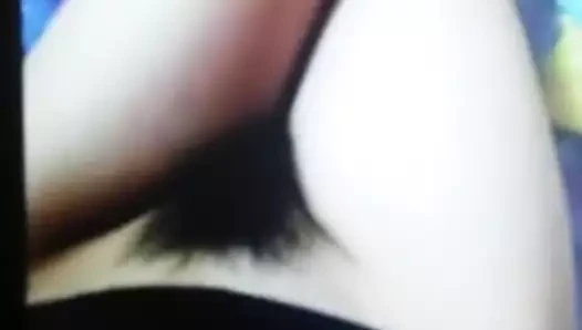 Sisiwing'in bacaklarına ve kedisine boşalmak