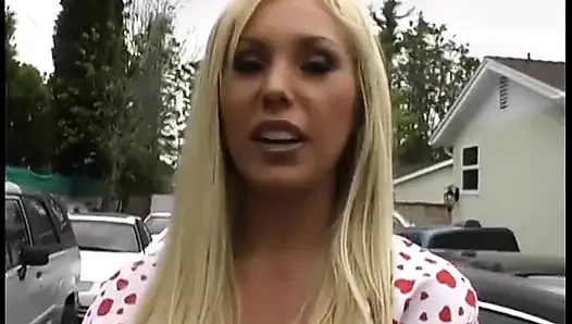 Порнозвезды-мужчины и женщины разговаривают за кулисами о фильме