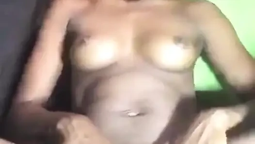 Aku nonton istri saudara tiriku lagi asik masturbasi sampai aku puas kalau dia udah kenal dan memeknya besra