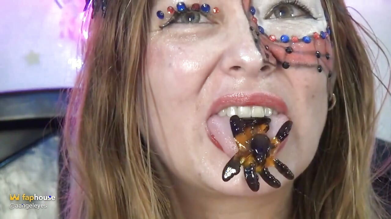 Spider-girl's Extreme Swallowing Challenge! Huge Edible Spiders