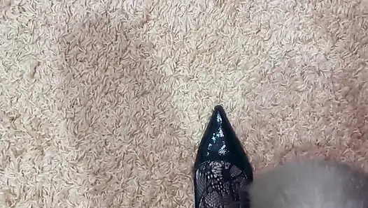 Aku lagi asik mainin kakiku dengan stoking seksi dan sepatu hak tinggi