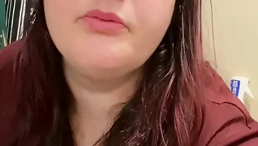 Зрительный контакт толстушки в туалете с и бревнами в интимном видео от первого лица с Bella Blast
