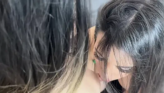 Latina lesbian terangsang bermain dengan payudara, vagina dan pantat mereka di kamar untuk orgasme