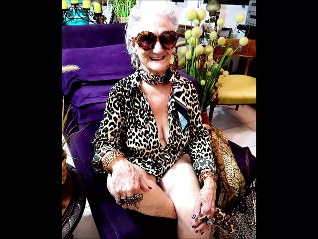 STUNNING WOMEN 37 (dressed II)