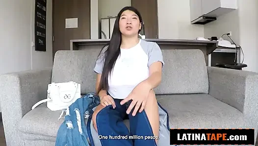 Diese kurvige LATINA mit riesigen Titten kam in einem freizügigen schwarzen Korsett und Strümpfen herein