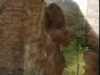 Meztelen szőke játszik a szabadban by snahbrandy