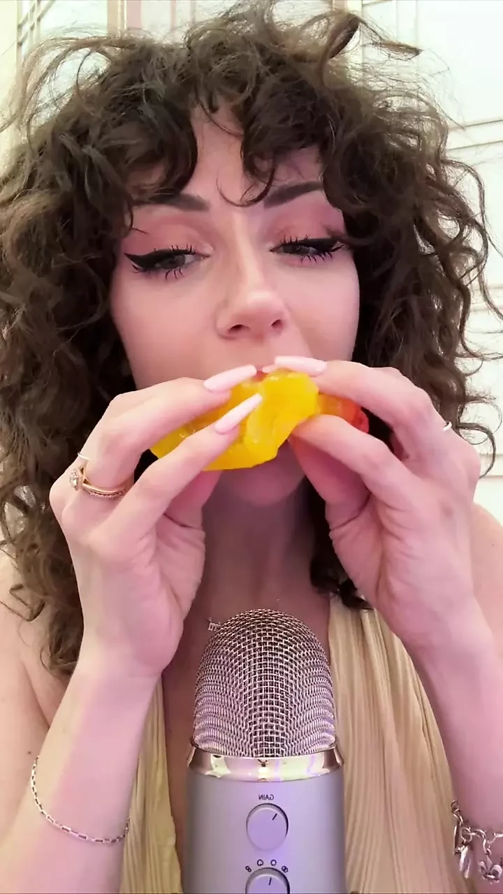 Waffle líže a saje Asmr