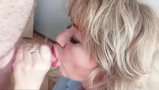 Havalı fahişe Aimee'nin dönüşü! Ağzında yarak, amında dildo ve ahlaksız olgun orta yaşlı seksi kadının diğer şakaları...))