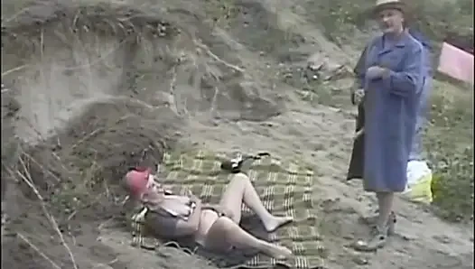 Älteres paar behaarte muschi ficken in dogging-position