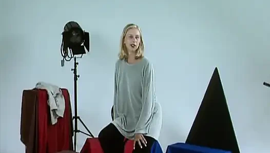 Cewek jerman rambut pirang ini suka pamer toket aduhainya di ruangan casting