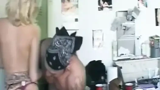 Tante seksi rambut pirang dientot habis-habisan sama kontol besar pria kulit hitam bertato