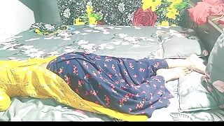 Xxx réel desi bhabhi baisée par devar après avoir dormi - devar en profite