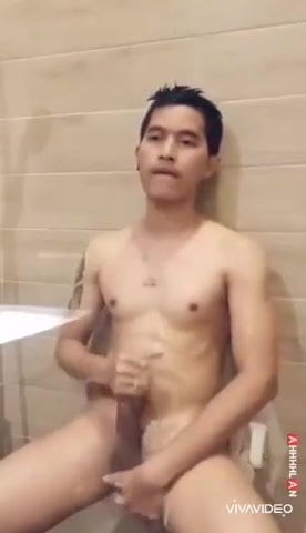 wanking in bathroom (1'36'')