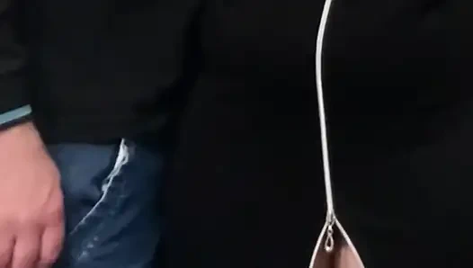 Seltsame perverse, fingern MILF-muschi in der Öffentlichkeit