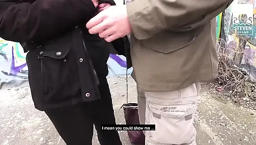 Domaltmalı açık havada: dövmeli kızıl saçlı orta yaşlı seksi kadın sert sikiliyor