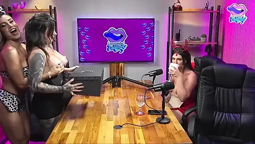Ateşli dövmeli esmer latin geğiriyor ve mastürbasyon yapıyor