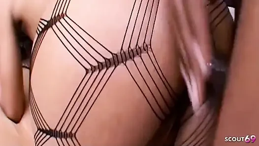 Seksi sıska zenci genç vanessa monet üvey babası tarafından büyük zenci yarağı ile anal sikiliyor
