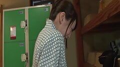 Remaja Jepun yang pemalu berbogel di bilik persalinan