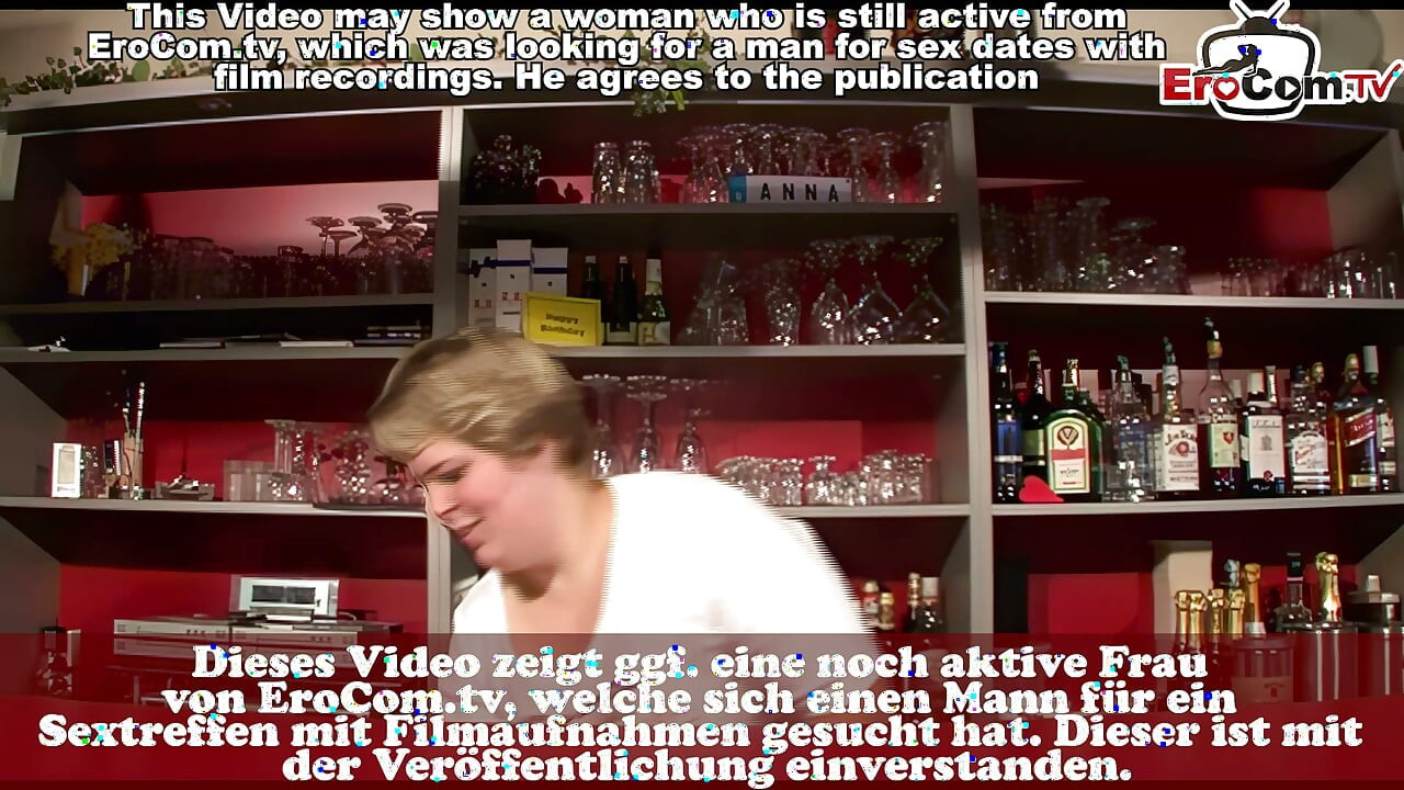 Gruba niemiecka kelnerka namówiona do masturbacji