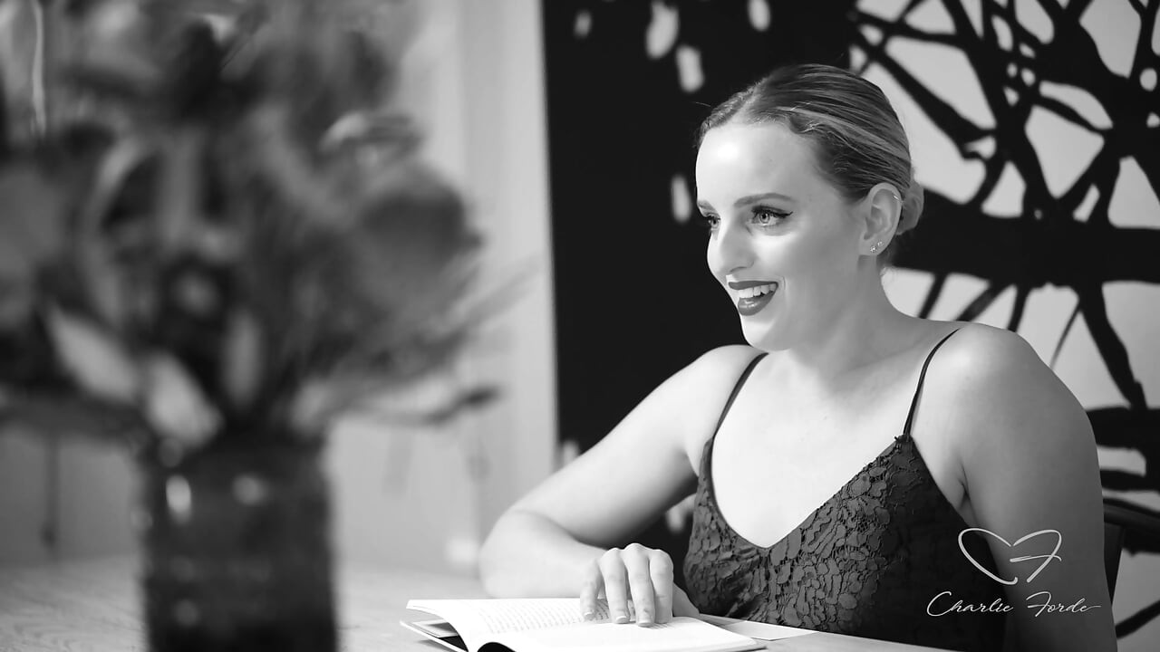 Charlie Forde, Amber Moore'un rol aldığı Ode to histerik edebiyat