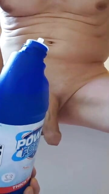 Aku lagi coli di kamar mandi sama pemutih