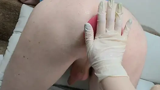 Ihren freund mit einem dicken hintern in den arsch gefickt.