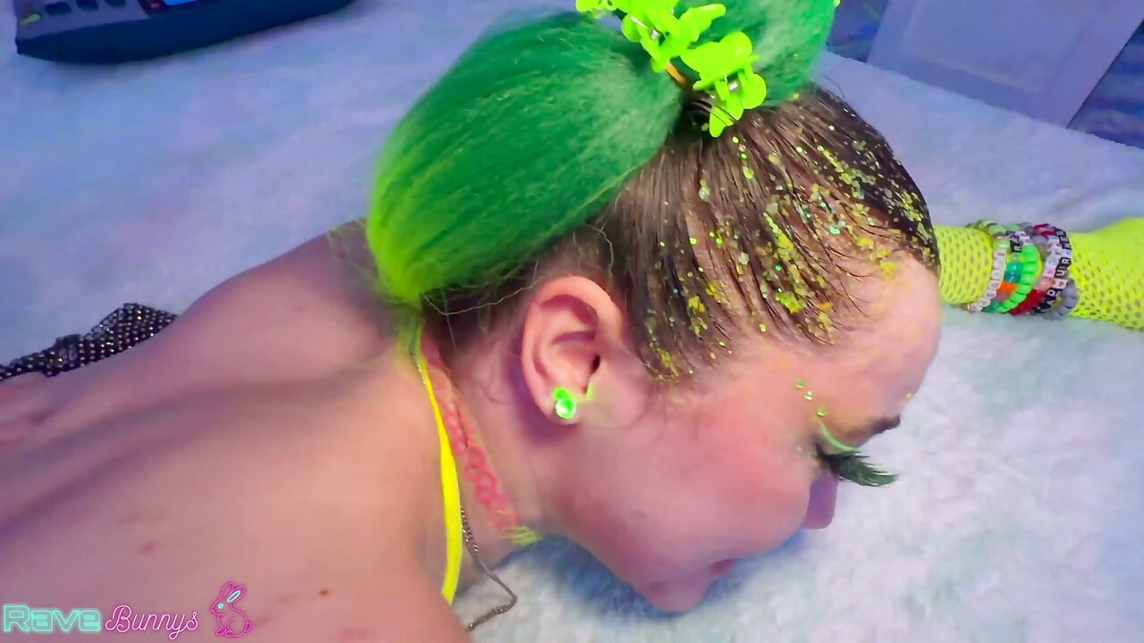 Kylie Quinn engasga com o pau de Brian Omally enquanto seus rabos de cavalo neon são arrancados!