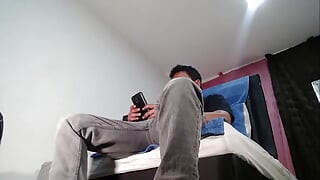 Ostavio sam kameru na radiju dok masturbiram gledajući pornografiju