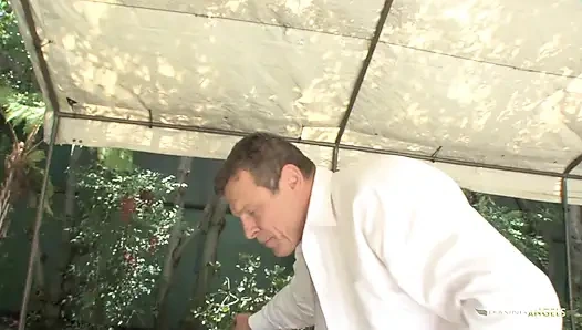 Pengusaha ngentot cewek pirang sange dengan stoking putih setelah bertukar kenikmatan oral